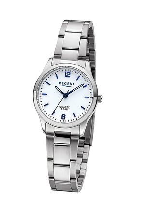 Montre-bracelet en métal argenté avec cadran blanc, index et aiguilles bleus, affichant l'heure 10:08:36, marquée "Regent" avec mouvement quartz et résistance à l'eau de 5 bars.