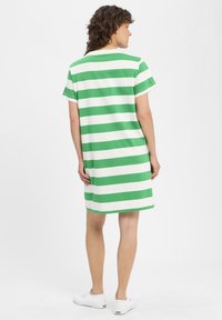 Kurzes grün-weiß gestreiftes Kleid mit kurzen Ärmeln. Verfügt über einen entspannten Schnitt und einen Rundhalsausschnitt, gefertigt aus weichem Baumwollmaterial.