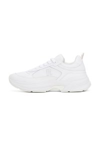Hvide sneakers med en mesh- og syntetisk overdel, rund tå, tyk sål og hævet hæl. Har et logo på siden og snørebåndsdesign.