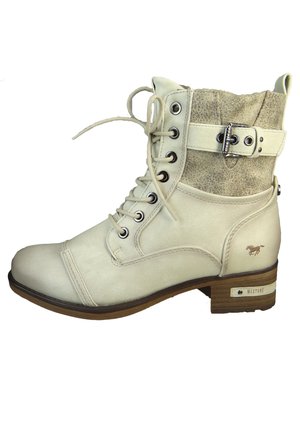 Bottine en cuir couleur crème avec lacets, bordure en suède texturé couleur tan, accents argentés et talon en bois. Présente un logo sur le côté.