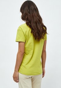 Desires DEDANNON TEE - Základné tričko - pear green