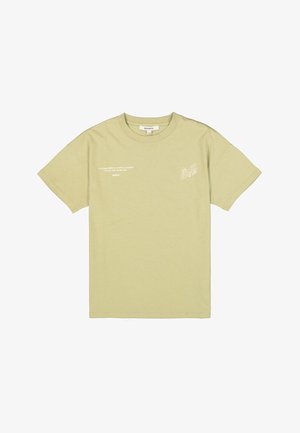 Camiseta de manga corta beige claro con pequeño texto y gráfico en blanco impresos en el pecho, cuello redondo y dobladillo recto.