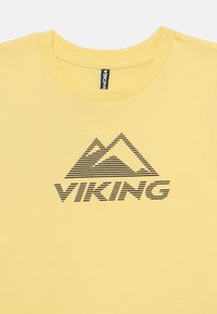 Geltonas medvilnės marškinėliai su juodais dryžiais kalnų grafika ir žodžiu "VIKING" žemiau, su apvalia iškirpte.