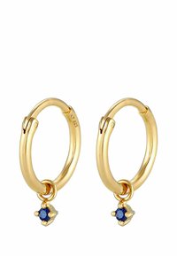 Pendientes de aro de oro con un acabado suave, que presentan un pequeño acento de gema azul colgando de cada aro. Diseño sencillo y redondo.