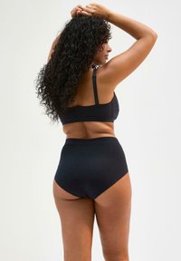Set di bralette nera e mutandine a vita alta, tessuto morbido, design semplice, spalline regolabili, con un'enfasi sul comfort e la vestibilità.
