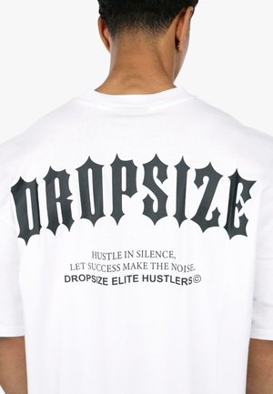 Weißes Baumwoll-T-Shirt mit fettem, gotischem schwarzen Text auf dem Rücken, der "DROPSIZE" liest, sowie weiteren Phrasen in kleinerer Schrift darunter.