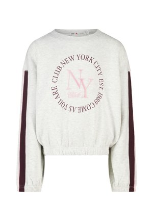 Lichtgrijze cropped sweatshirt met bordeauxrode strepen op de mouwen en cirkelvormige bordeauxrode tekst "New York City Est. 1989" rond het roze "NY Club" logo.