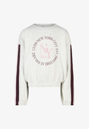 Lichtgrijze cropped sweatshirt met bordeauxrode strepen op de mouwen en cirkelvormige bordeauxrode tekst "New York City Est. 1989" rond het roze "NY Club" logo.