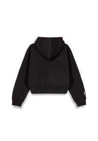 Sudadera cortada negra con capucha grande, puños acanalados y dobladillo. Presenta un pequeño logo en la manga izquierda. Hecha de tela suave.