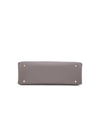 Borsa rettangolare grigia con finitura testurizzata, dotata di dettagli in metallo dorato alla base e di un design liscio e pulito.