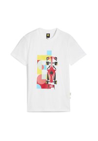 Valkoinen puuvillateeppari, jossa on värikäs grafiikka kilpa-autosta, jota korostavat punaiset, keltaiset, siniset ja ympyrämuodot taustalla.