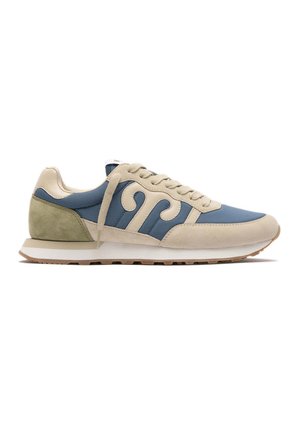 Sneaker beige e blu con tallone in camoscio verde, design con lacci e suola bianca con battistrada marrone chiaro, mostrato in vista laterale su sfondo bianco.