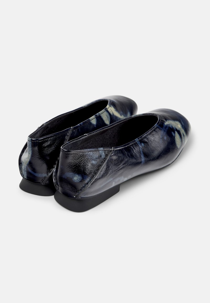 Ballerine in pelle nera con finitura liscia e tacco basso a forma quadrata, decorate con un sottile motivo marmorizzato blu e bianco.