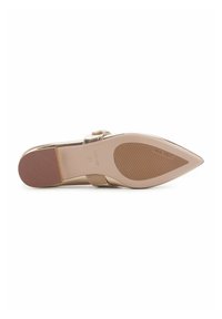 Chaussure à talons hauts beige avec un bout pointu, dessus en synthétique brillant, sangle ton sur ton et détail de boucle, et semelle en caoutchouc texturé.