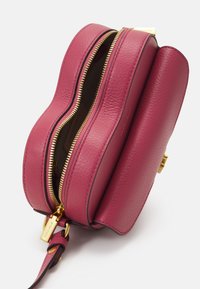 Coccinelle BEAT - Torba čez telo - rosewood