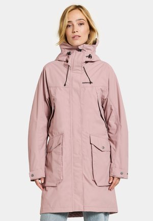 Helle rosa wasserdichte Parka mit hohem Kragen, verstellbarem Kapuzenzug, zwei Fronttaschen und lockerem Schnitt. Mit einem Logo auf der Brust.