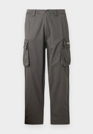 Pantaloni cargo da uomo grigio scuro con chiusura a bottone e zip, due grandi tasche a soffietto sulle cosce e passanti per cintura in vita.