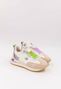 Sneakers med en krämfärgad ovandel, mocka och silverdetaljer, livligt gröna och lila snörningar, vadderad sula och en texturerad gummisula.