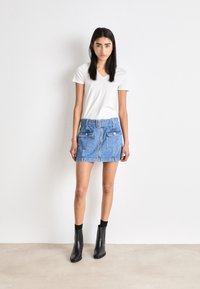 Tommy Jeans SKINNY V NECK - Basic T-shirt - white