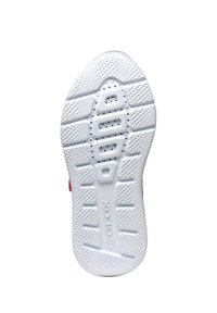 Suola di scarpa in gomma bianca con suola antiscivolo testurizzata, caratterizzata da scanalature e fori di ventilazione. Marchio Geox in rilievo sul lato.