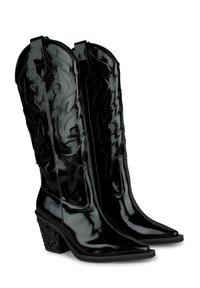 Czarne lakierowane skórzane kowbojki z wydłużonymi noskami, złożonymi wzorami wytłaczanymi, uchwytami do zakładania i dekoracyjnymi blokami obcasów.