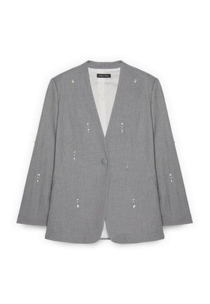 Grijs op maat gemaakt colbert met een enkele knoop, versierd met kleine zilveren versieringen, en een gestreepte voering aan de binnenkant.