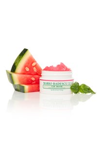 Słoik maseczki do ust Mario Badescu z różowym żelem, plasterkami arbuza i liśćmi bazylii na białym tle, podkreślający kluczowe składniki.