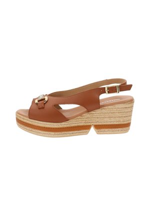 Sandalo wedge in pelle marrone con design a taglio, cinturino regolabile e dettaglio metallico decorativo sulla parte superiore; tacco avvolto in juta.