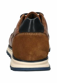 Braune Wildleder- und Leder-Sneaker mit einem navyfarbenen Fersenkragen, ausgestattet mit einer weißen Zwischensohle und einer strukturierten Gummisohle, entworfen für den lässigen Gebrauch.