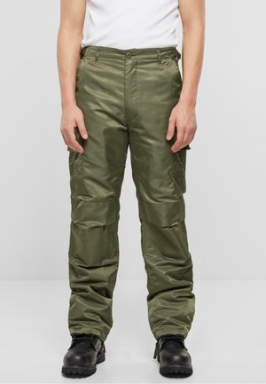 Pantalones cargo de nylon verde oliva, con un corte regular, bolsillos visibles y una textura suave y brillante. Adecuados para uso casual.