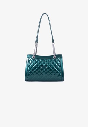 Sac à main en cuir verni matelassé bleu sarcelle avec double chaîne argentée et une petite plaque rectangulaire de marque au centre à l'avant.