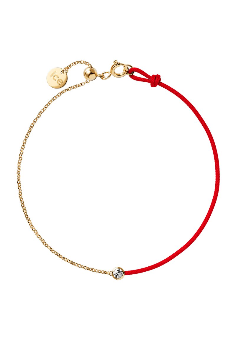 Bracelet en chaîne dorée avec un cordon rouge et un accent en cristal étincelant unique. Dispose d'un fermoir mousqueton et d'une longueur ajustable.