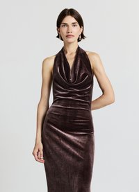 Abito lungo con collo all'americana in tessuto di velluto marrone scuro, caratterizzato da scollo drappeggiato e silhouette aderente, con trama liscia ed elegante drappeggio.