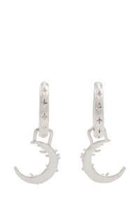 Los pendientes de aro de plata presentan un diseño de media luna con acentos de estrellas en el aro. La superficie es suave con un acabado pulido.
