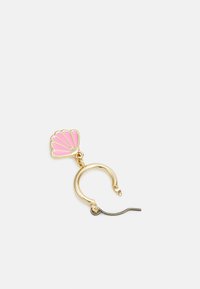 Brinco de argola em tom de ouro com um encanto em forma de concha rosa. O design inclui um detalhe de concha texturizada e um fecho de arame curvado.