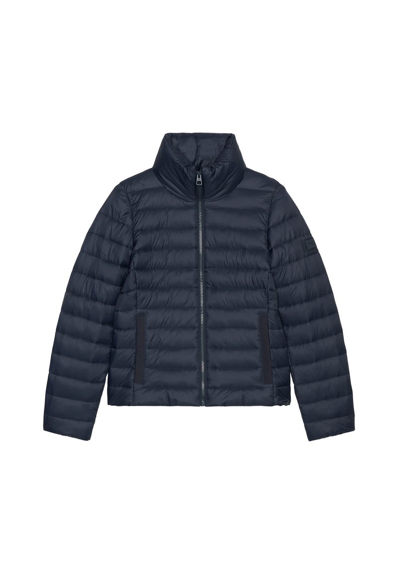 Marineblaue Pufferjacke mit hohem Kragen, Reißverschluss vorne und seitlichen Taschen; gestepptes Design mit horizontalen Details und kontrastierenden Stoffakzenten.