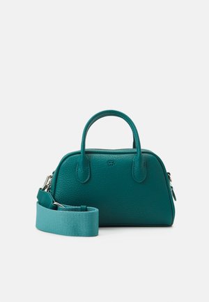 Bolso de mano de cuero texturizado color azul verdoso con dos asas superiores y una amplia correa de hombro de tela desmontable, sobre un fondo claro y liso.