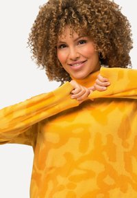 Ulla Popken BUCHSTABEN ROLLKRAGEN LANGARM - Strickpullover - yellow