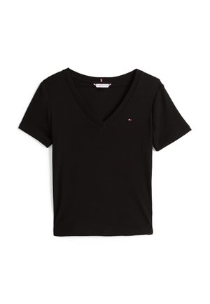 T-shirt en coton noir à manches courtes et en V, avec un petit logo rouge, blanc et bleu sur la poitrine gauche, posé à plat sur fond blanc.