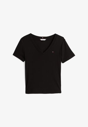 T-shirt en coton noir à manches courtes et en V, avec un petit logo rouge, blanc et bleu sur la poitrine gauche, posé à plat sur fond blanc.