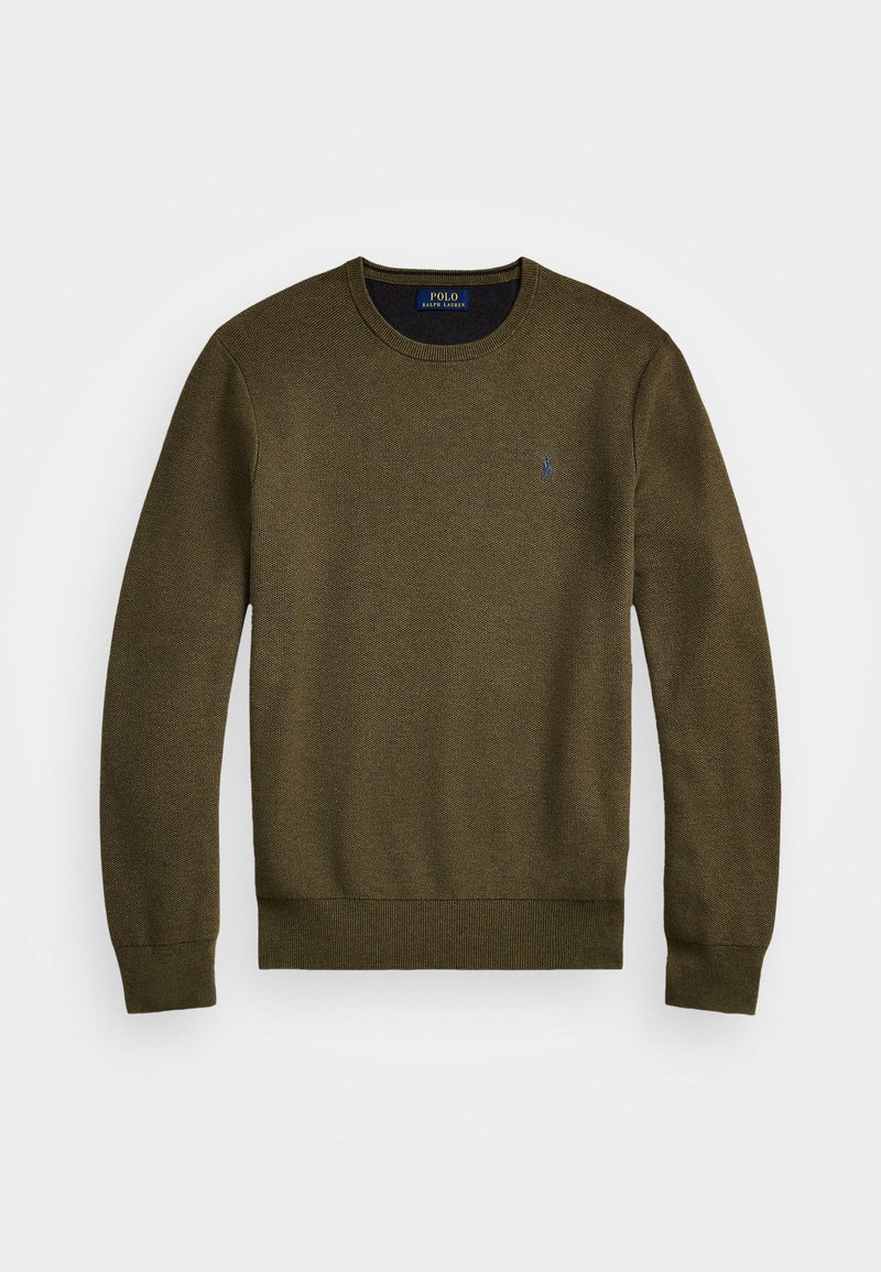 Pull en tricot vert foncé avec manches longues, col rond, poignets et ourlet côtelés, arborant un petit logo bleu sur la poitrine.