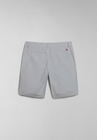 Lysegrå shorts med en glat tekstur, der har to baglommer og et lille logo nær taljen. Afskåret ved knæ længde.