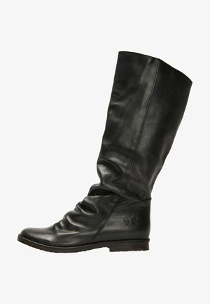 Černá kožená vysoká bota s volným designem, kulatou špičkou a texturovaným povrchem s logem na boku.