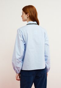 Dr. Bloom SHIRT FUN - Pogājama blūze - light blue