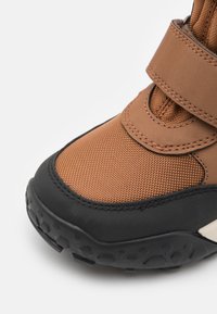 Geox TREKKYUP BOY ABX - Zimske čizme - tobacco/dark silver