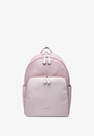 Rosa Leder-Rucksack mit abgerundetem Oberteil, doppeltem Reißverschlussverschluss, Fronttasche und Seitentasche. Glatte Textur und minimalistisches Design.