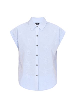 Camisa de manga corta azul claro con cuello puntiagudo, cierre frontal de botones y bordado floral texturizado en toda la tela.