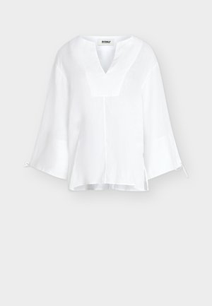 Bluză albă cu mâneci lungi, decolteu în V, mâneci largi cu manșete, fante laterale și mici șnururi la capetele mânecilor, prezentată pe un fundal simplu.