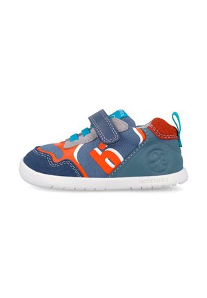 Zapatilla infantil azul, naranja y gris con suela blanca, cierre de velcro, pestaña en el talón y marca "biomecanics" en el lateral.