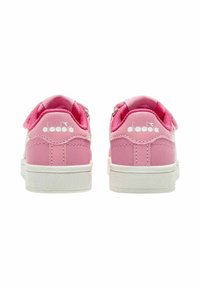 Sneaker rosa con tomaia sintetica liscia, suole in gomma bianca e cuciture a contrasto. Presenta un logo sul tallone.